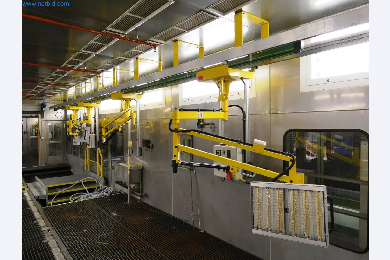 Roboty, sprzęt spawalniczy i akcesoria montażowe z branży motoryzacyjnej-3