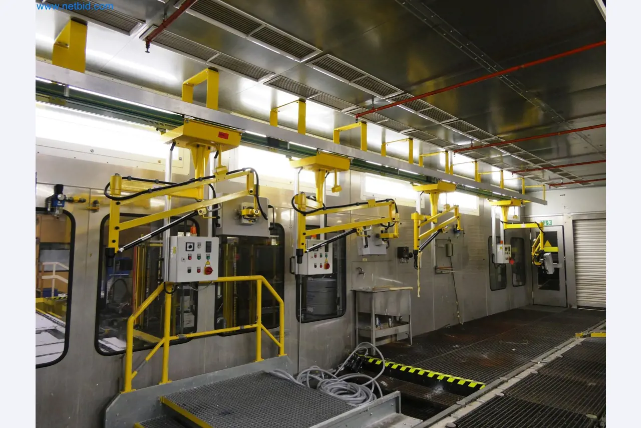 Roboty, sprzęt spawalniczy i akcesoria montażowe z branży motoryzacyjnej-4