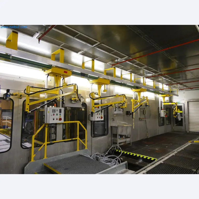 Roboty, sprzęt spawalniczy i akcesoria montażowe z branży motoryzacyjnej-4