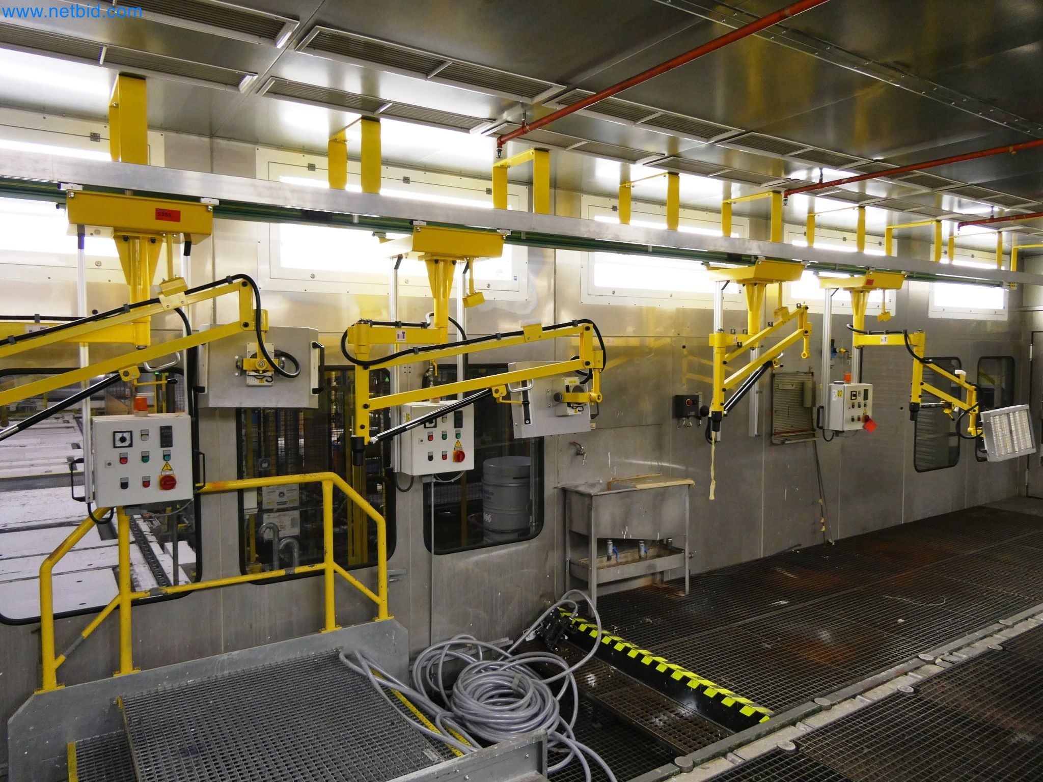 Roboty, sprzęt spawalniczy i akcesoria montażowe z branży motoryzacyjnej-5