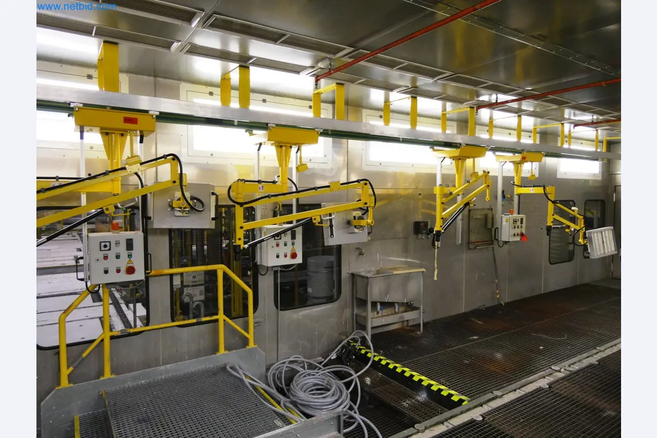 Roboty, sprzęt spawalniczy i akcesoria montażowe z branży motoryzacyjnej-5