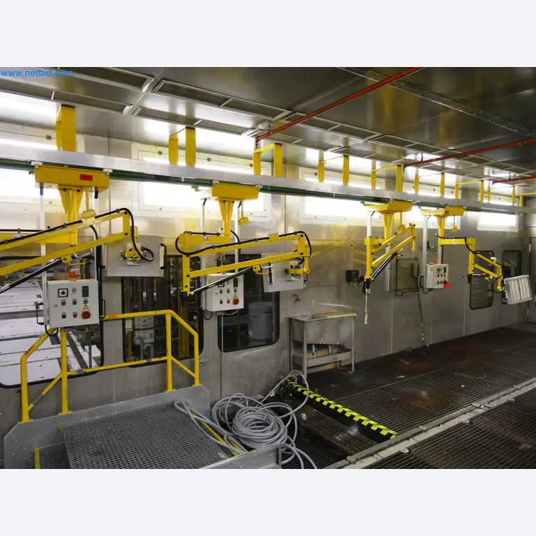 Roboty, sprzęt spawalniczy i akcesoria montażowe z branży motoryzacyjnej-5