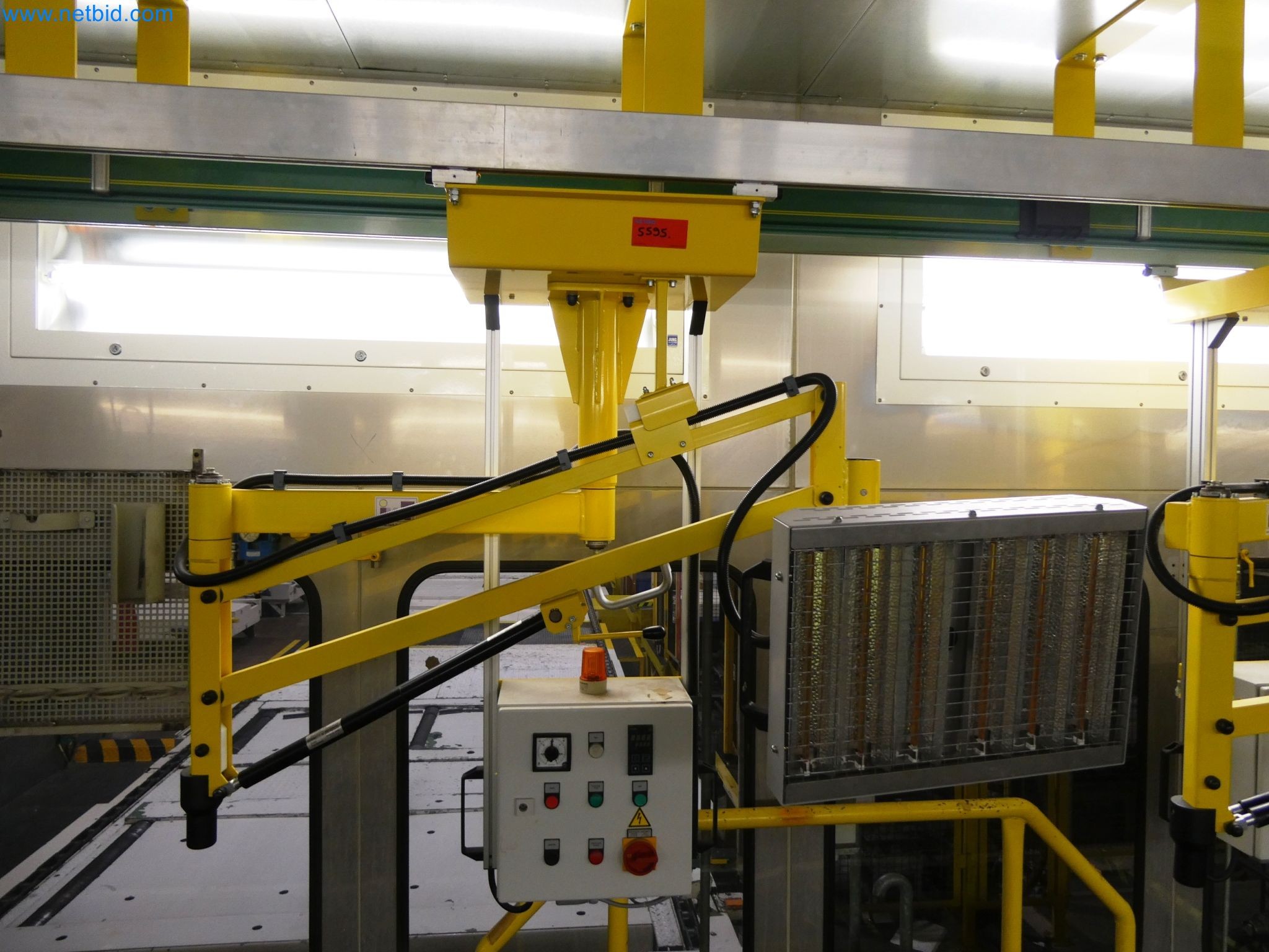 Roboty, sprzęt spawalniczy i akcesoria montażowe z branży motoryzacyjnej-6