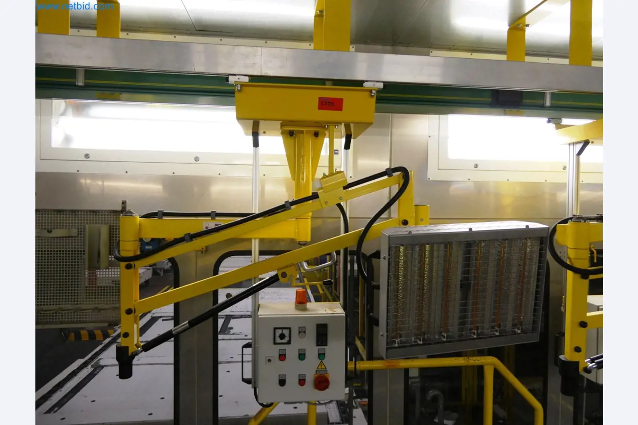 Roboty, sprzęt spawalniczy i akcesoria montażowe z branży motoryzacyjnej-6