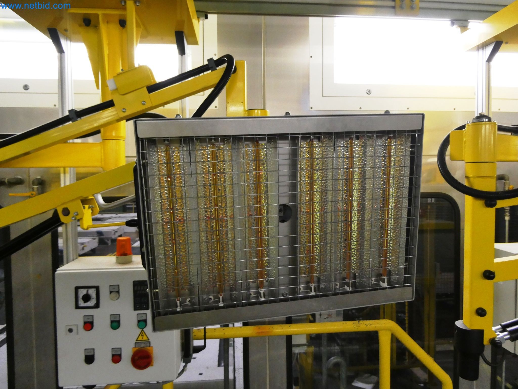 Roboty, sprzęt spawalniczy i akcesoria montażowe z branży motoryzacyjnej-7