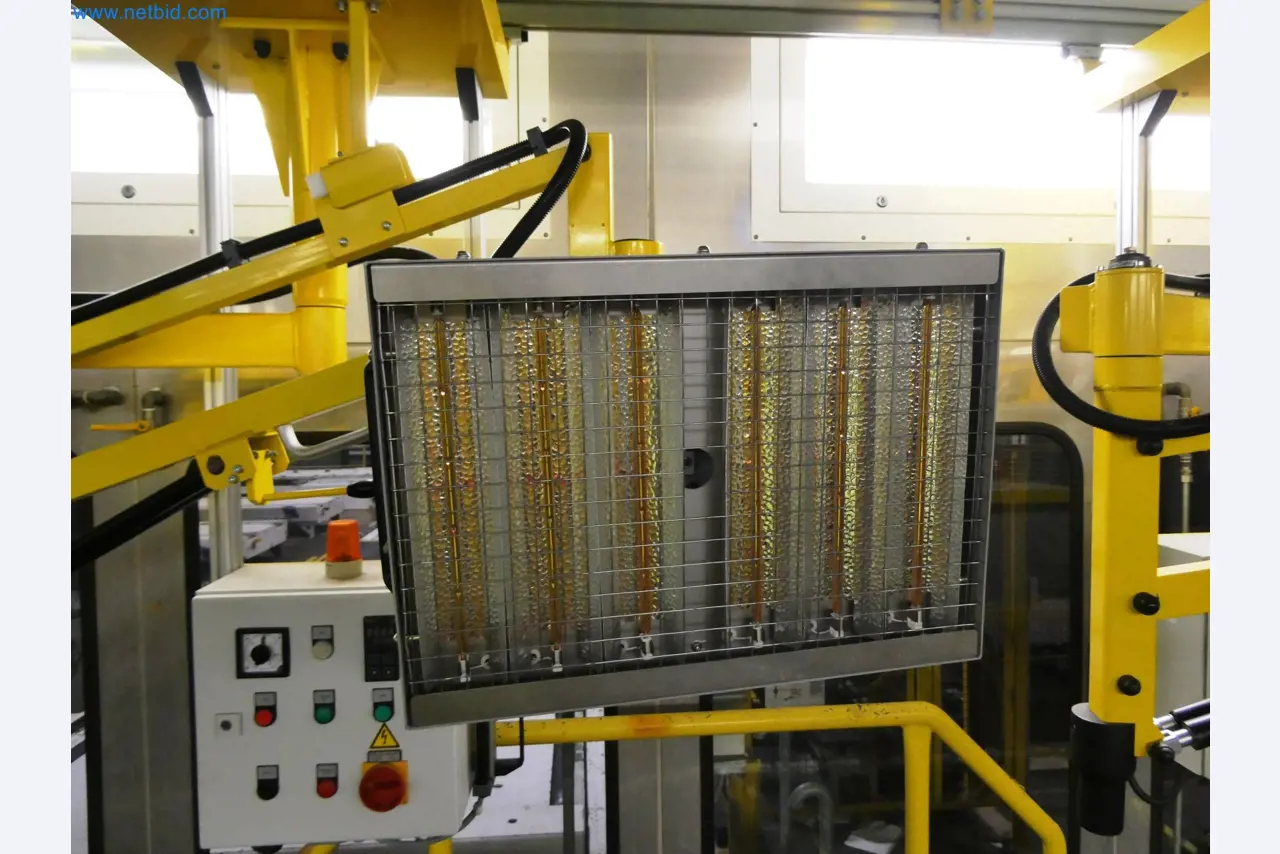 Roboty, sprzęt spawalniczy i akcesoria montażowe z branży motoryzacyjnej-7