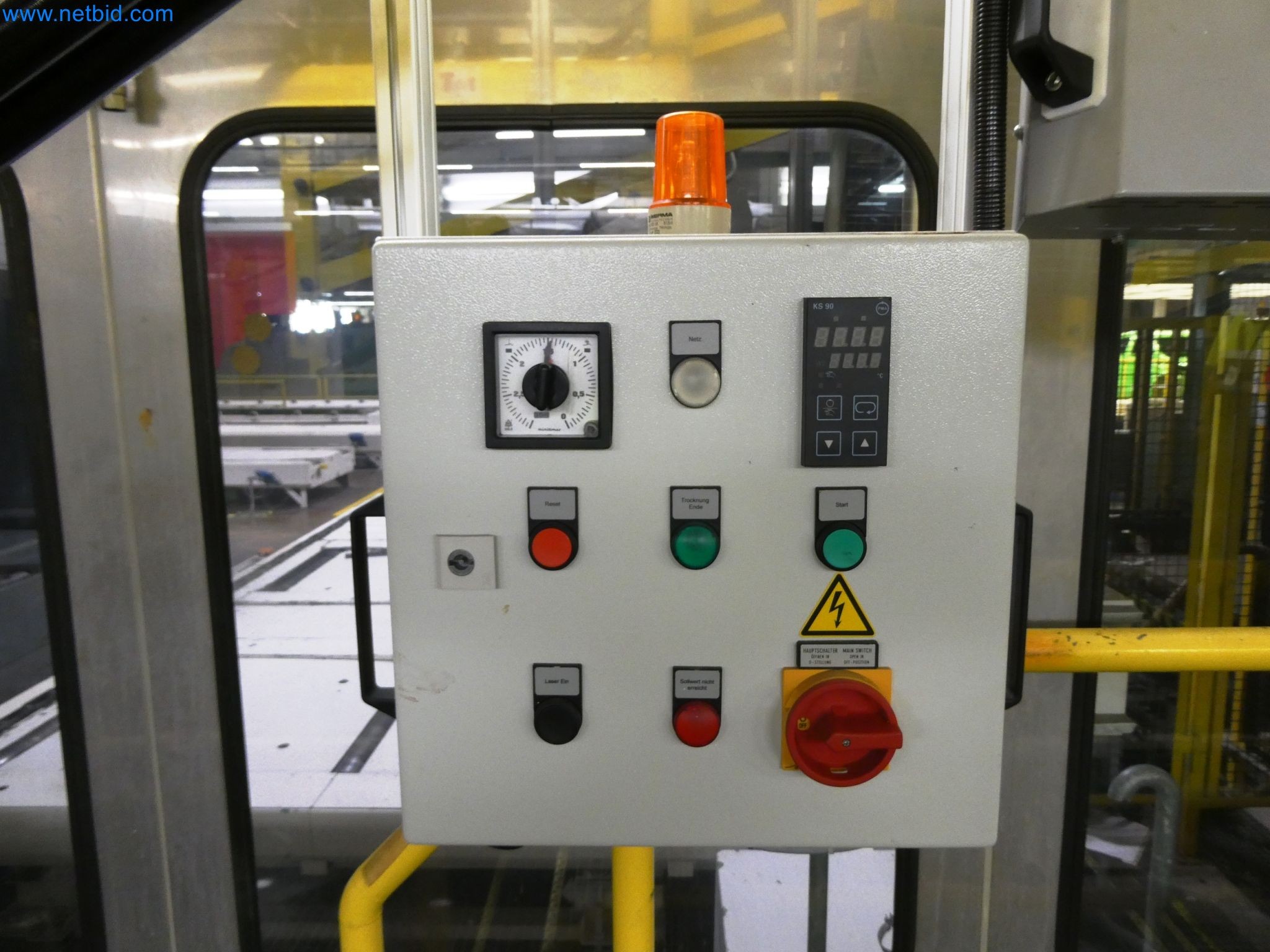 Roboty, sprzęt spawalniczy i akcesoria montażowe z branży motoryzacyjnej-8