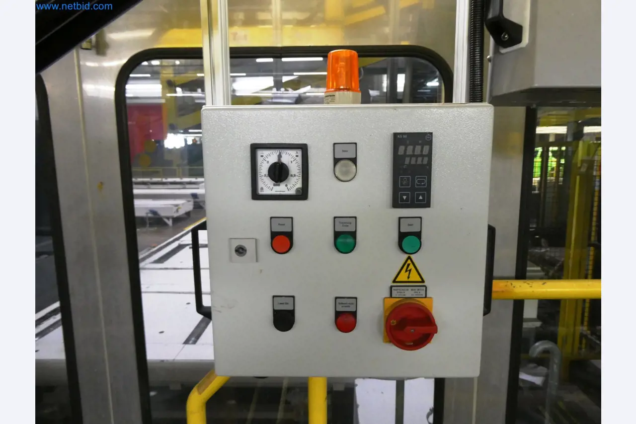 Roboty, sprzęt spawalniczy i akcesoria montażowe z branży motoryzacyjnej-8