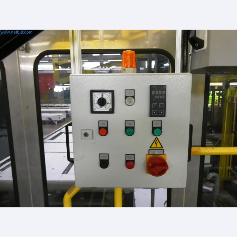 Roboty, sprzęt spawalniczy i akcesoria montażowe z branży motoryzacyjnej-8