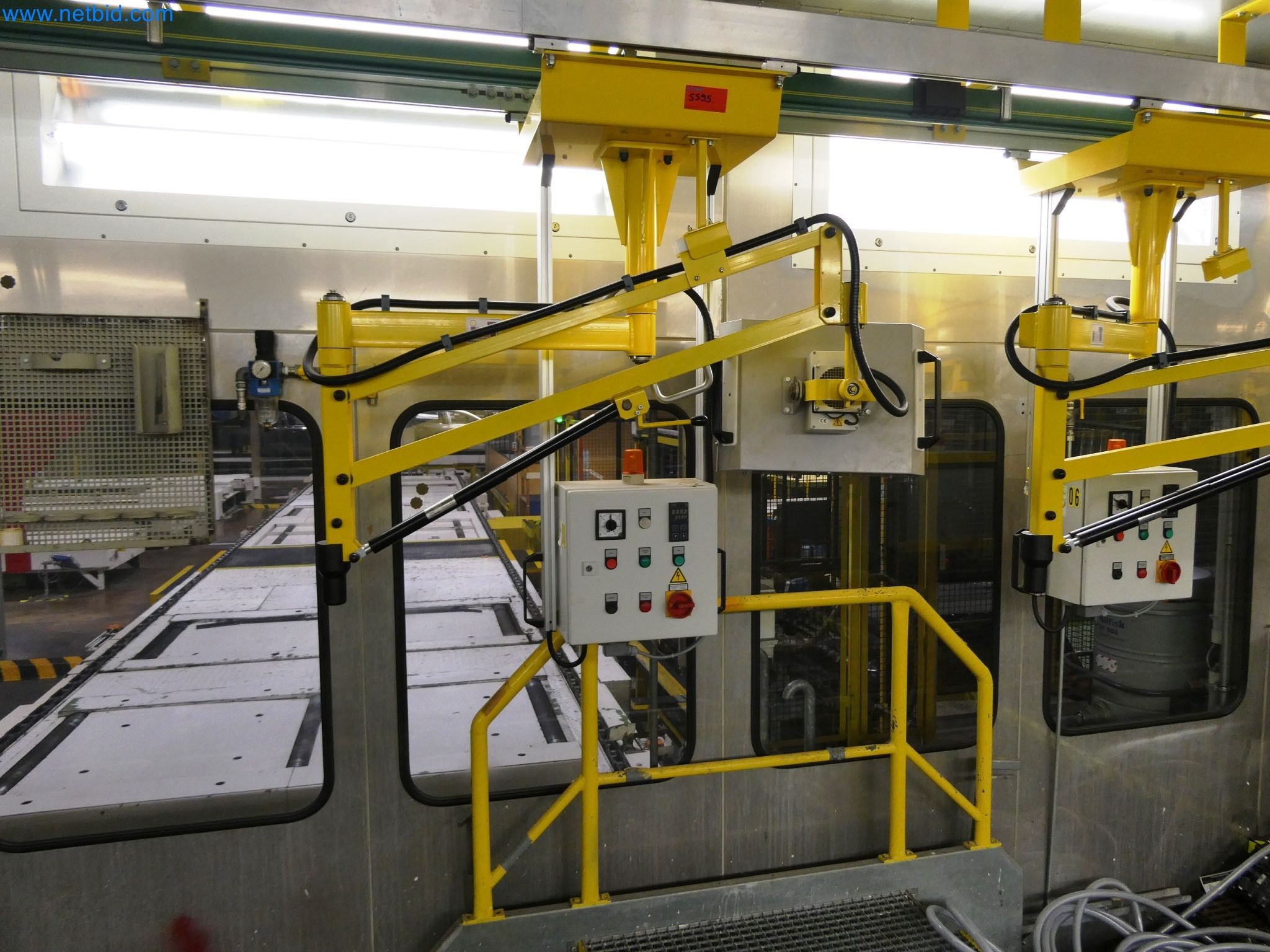 Roboty, sprzęt spawalniczy i akcesoria montażowe z branży motoryzacyjnej-9