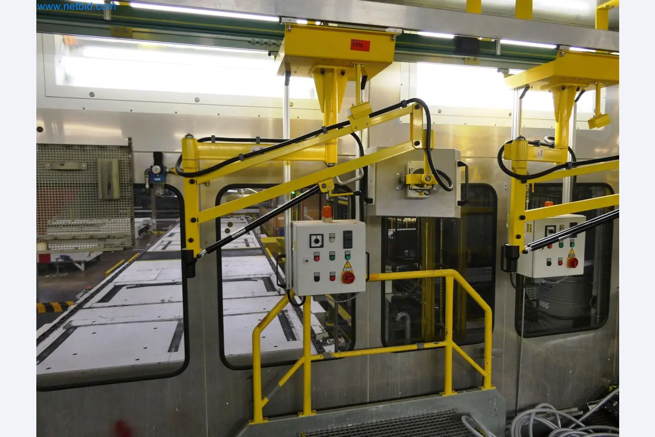 Roboty, sprzęt spawalniczy i akcesoria montażowe z branży motoryzacyjnej-9