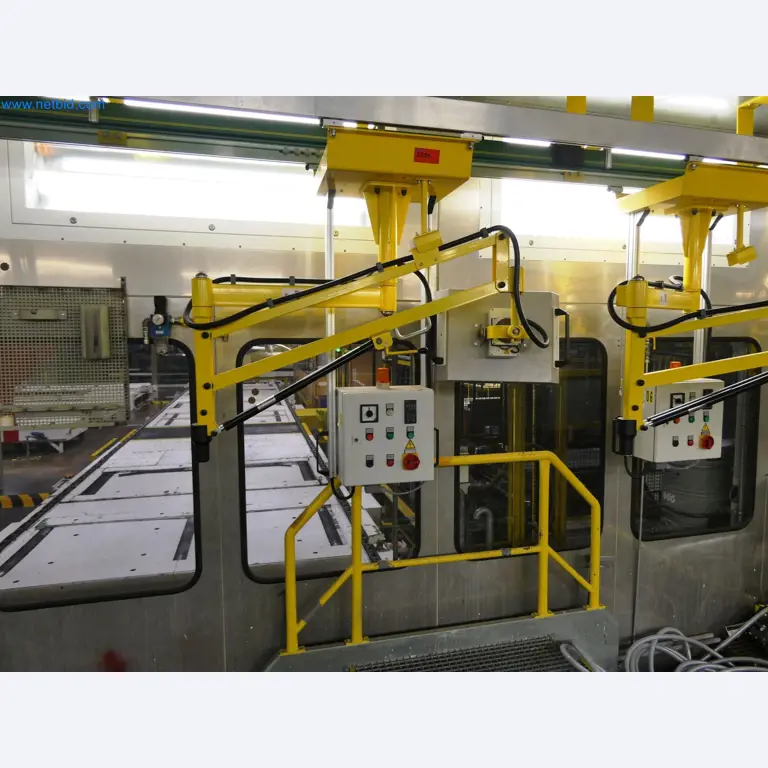 Roboty, sprzęt spawalniczy i akcesoria montażowe z branży motoryzacyjnej-9