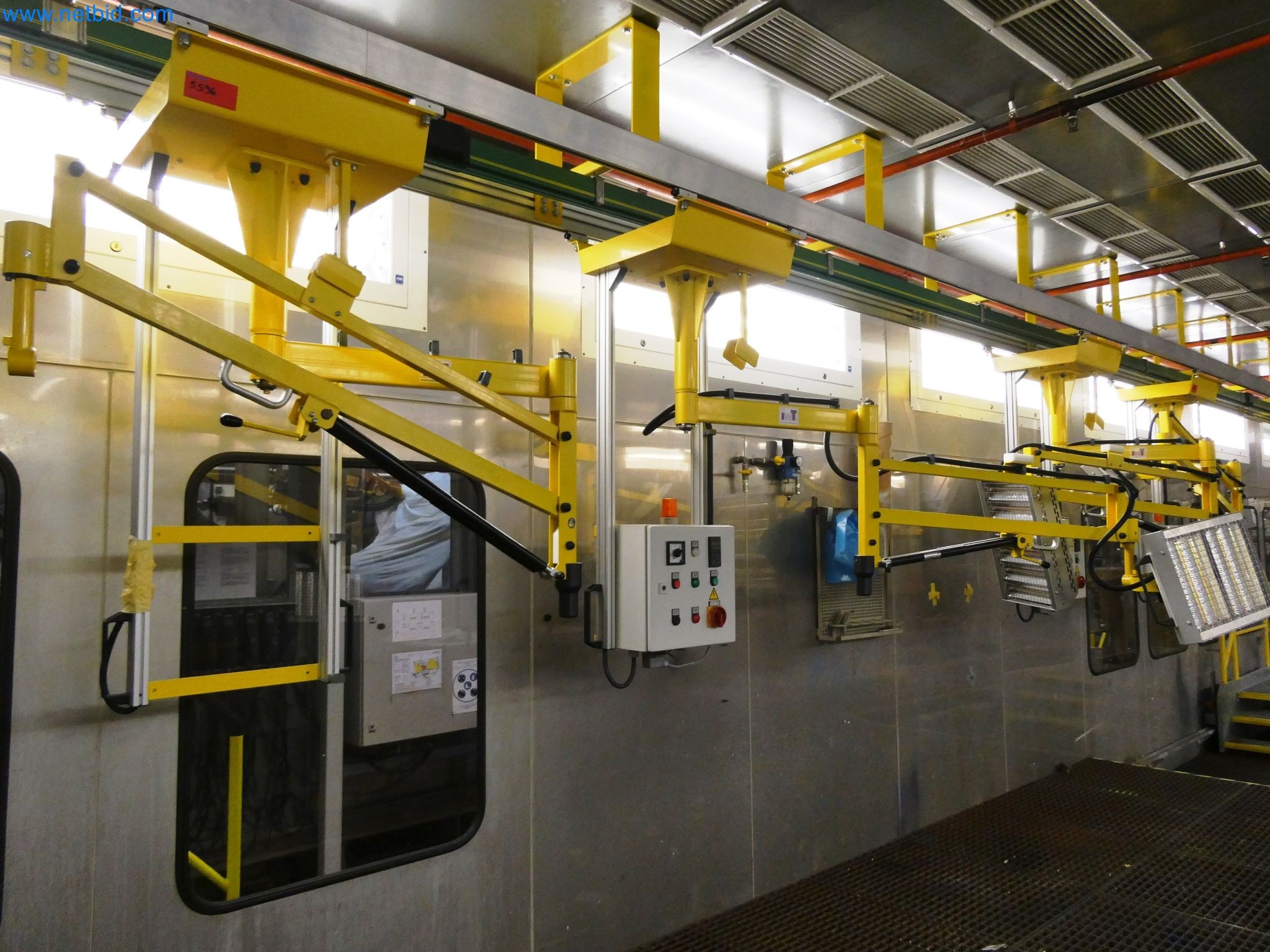 Roboty, sprzęt spawalniczy i akcesoria montażowe z branży motoryzacyjnej-1