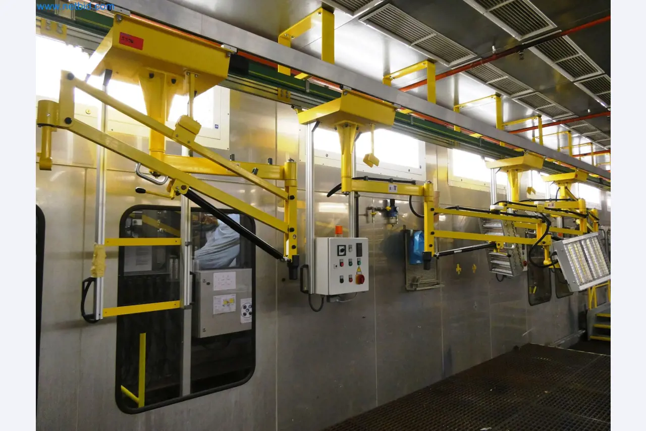 Roboty, sprzęt spawalniczy i akcesoria montażowe z branży motoryzacyjnej-1