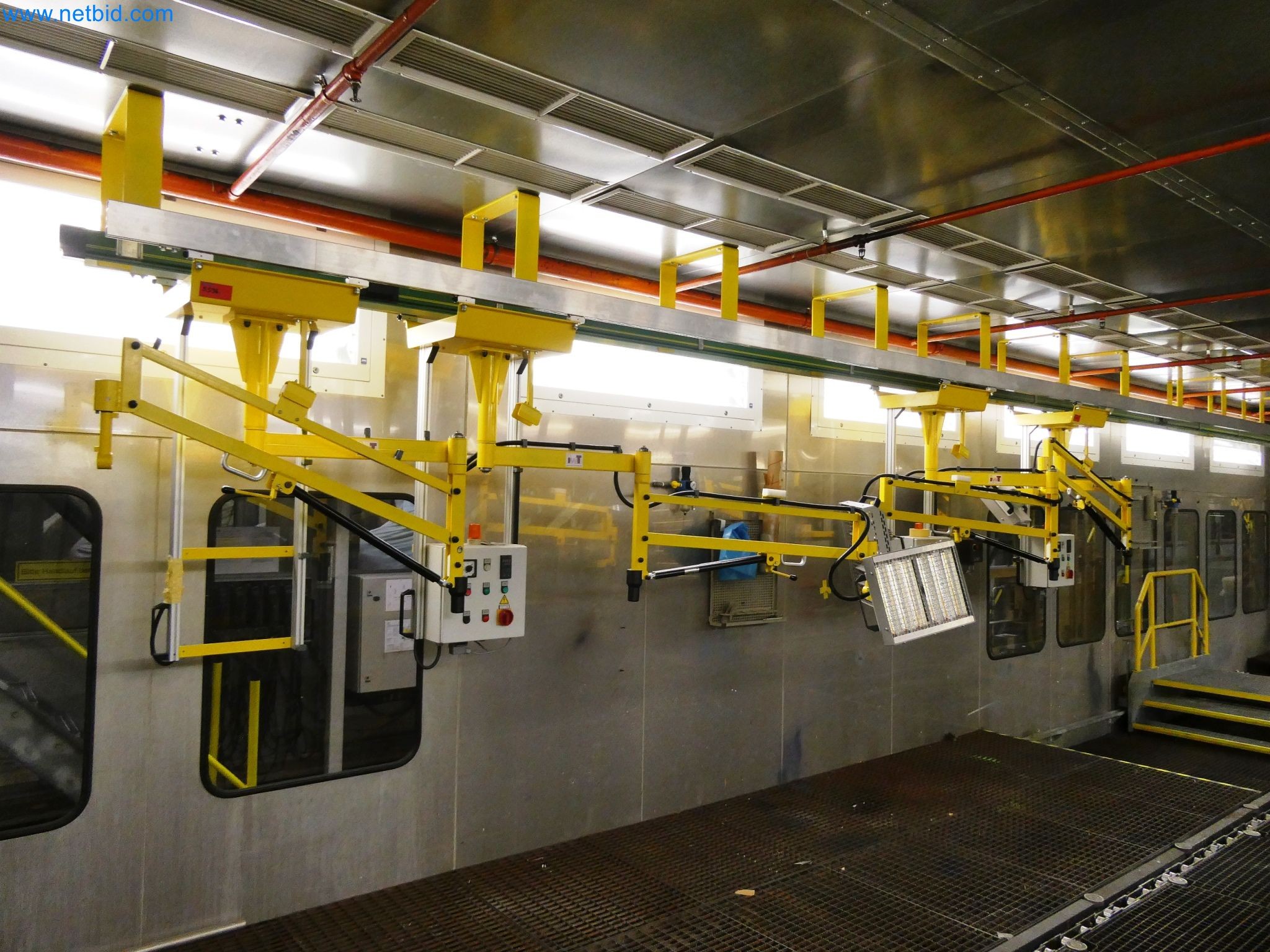 Roboty, sprzęt spawalniczy i akcesoria montażowe z branży motoryzacyjnej-2