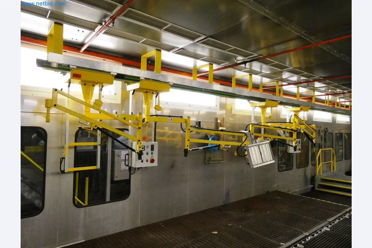 Roboty, sprzęt spawalniczy i akcesoria montażowe z branży motoryzacyjnej-2