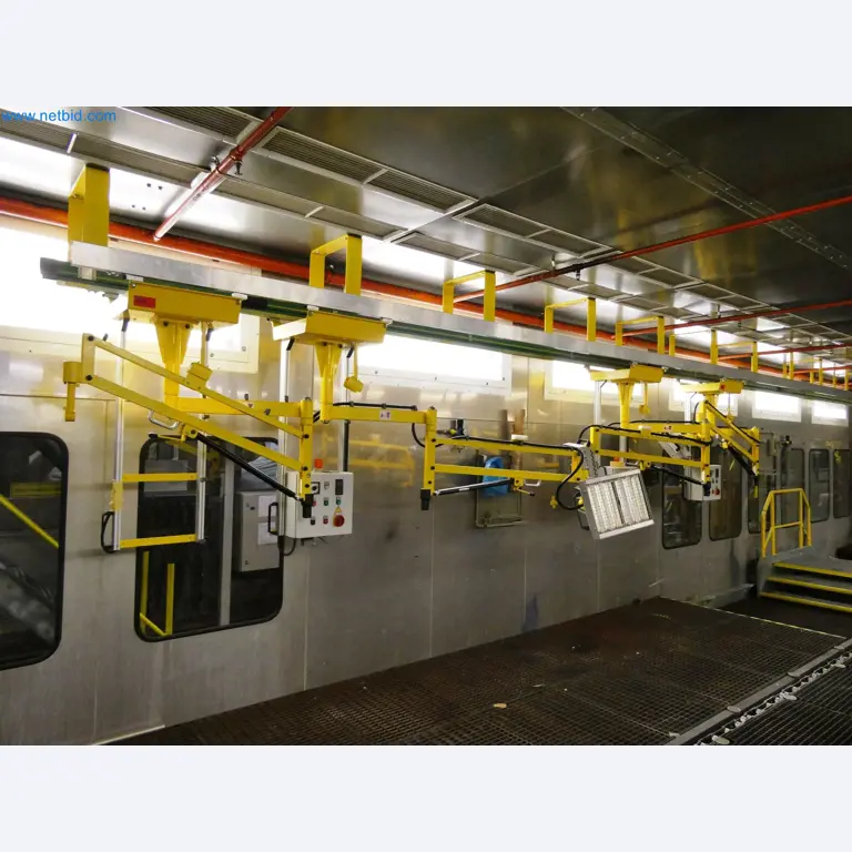 Roboty, sprzęt spawalniczy i akcesoria montażowe z branży motoryzacyjnej-2