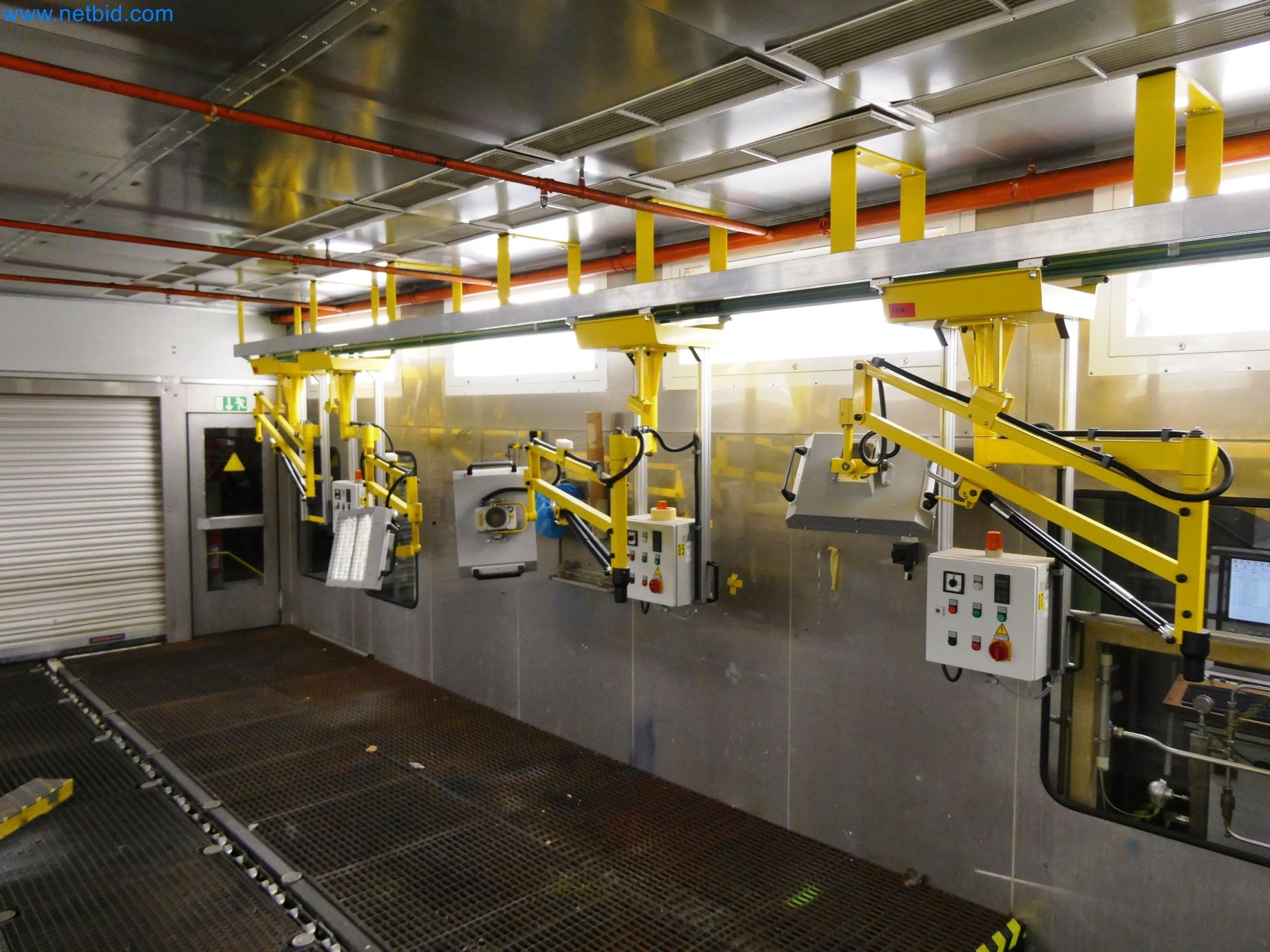 Roboty, sprzęt spawalniczy i akcesoria montażowe z branży motoryzacyjnej-3