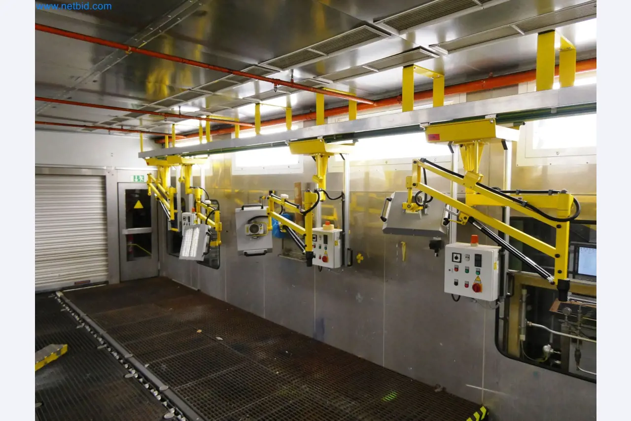 Roboty, sprzęt spawalniczy i akcesoria montażowe z branży motoryzacyjnej-3