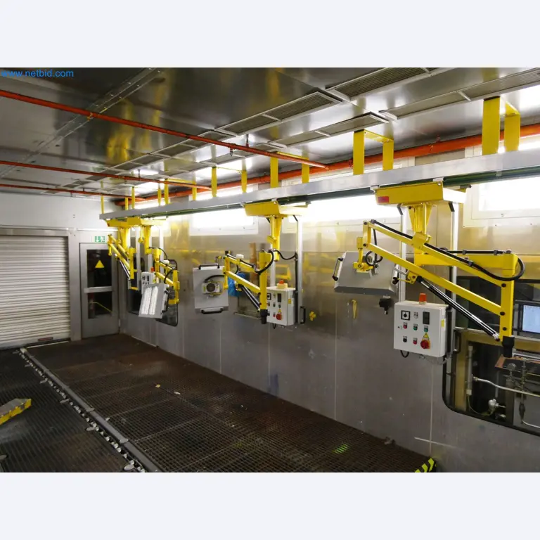 Roboty, sprzęt spawalniczy i akcesoria montażowe z branży motoryzacyjnej-3