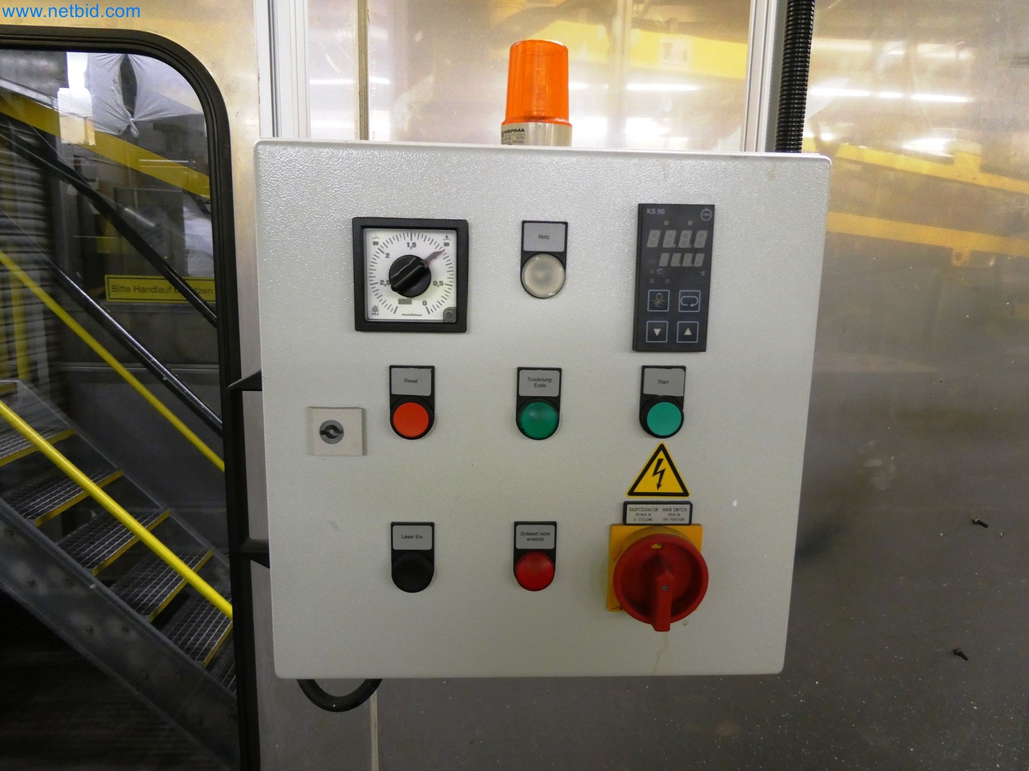 Roboty, sprzęt spawalniczy i akcesoria montażowe z branży motoryzacyjnej-4