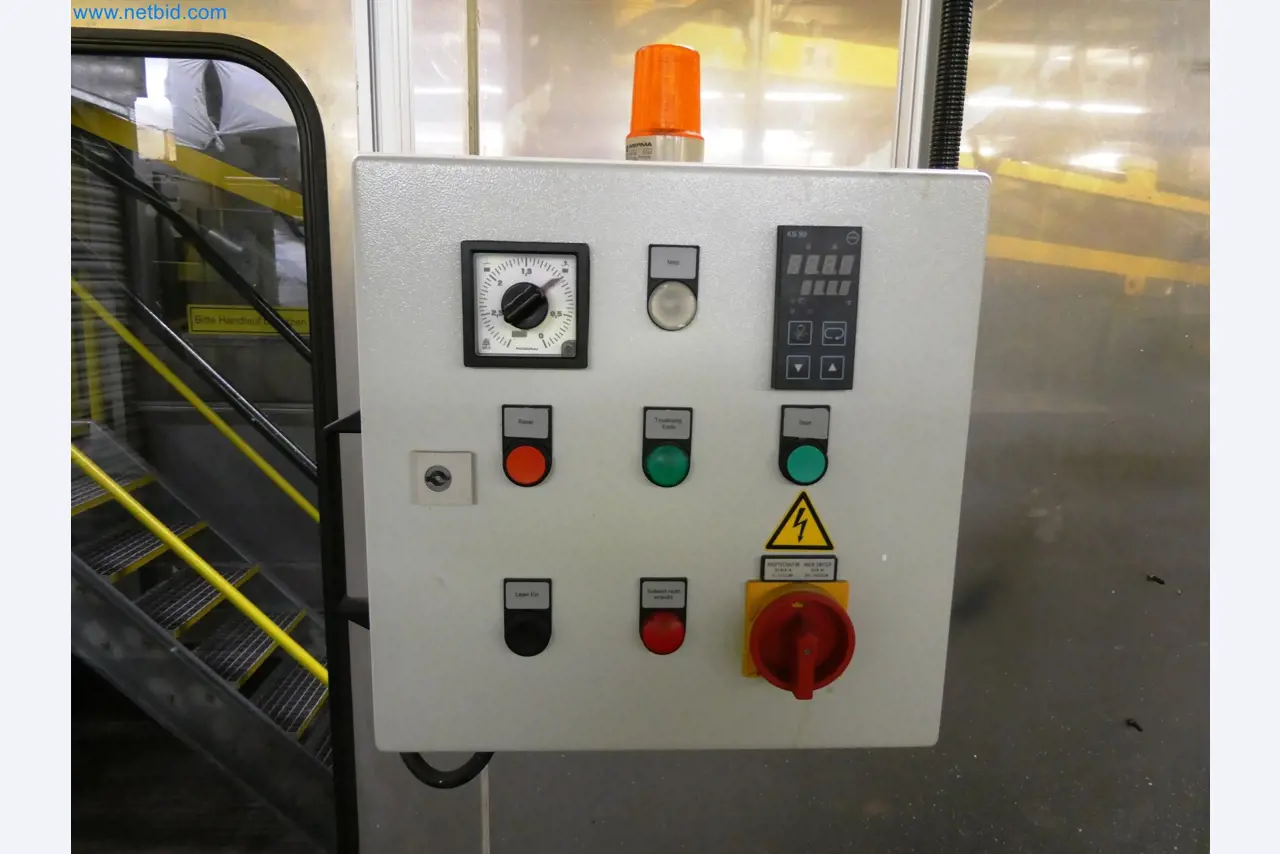 Roboty, sprzęt spawalniczy i akcesoria montażowe z branży motoryzacyjnej-4