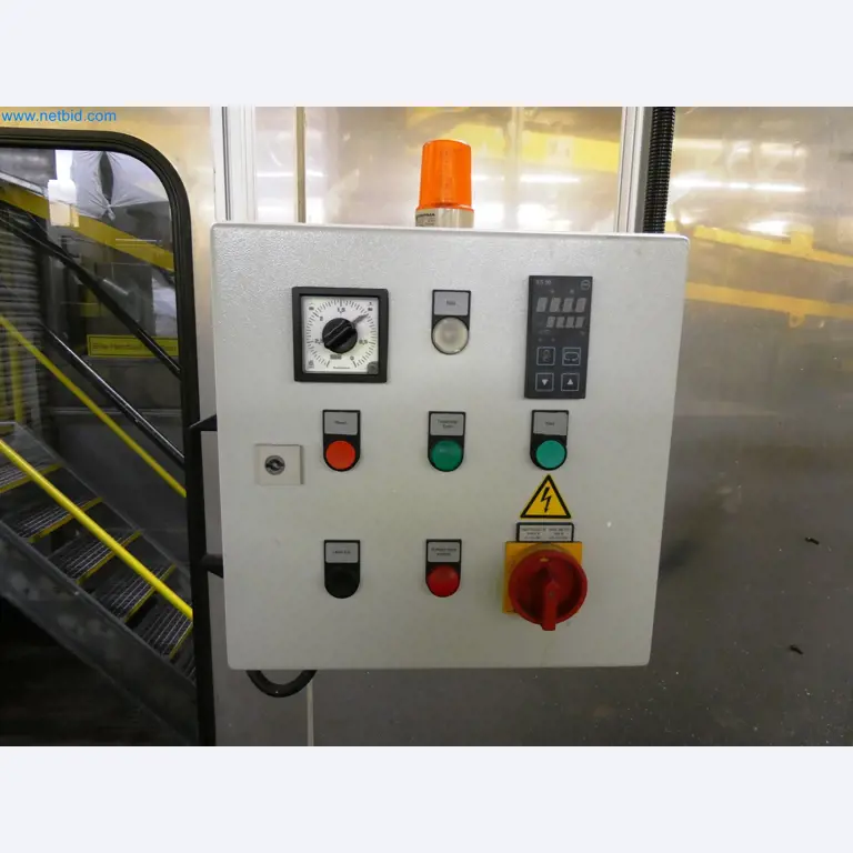 Roboty, sprzęt spawalniczy i akcesoria montażowe z branży motoryzacyjnej-4