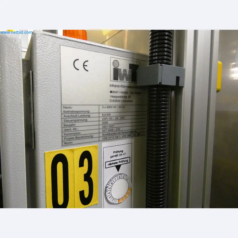 Roboty, sprzęt spawalniczy i akcesoria montażowe z branży motoryzacyjnej-5