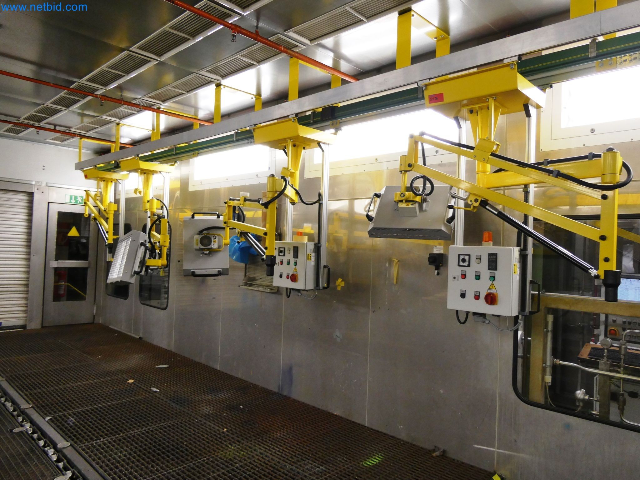 Roboty, sprzęt spawalniczy i akcesoria montażowe z branży motoryzacyjnej-6