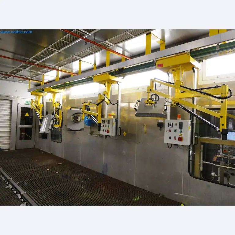 Roboty, sprzęt spawalniczy i akcesoria montażowe z branży motoryzacyjnej-6