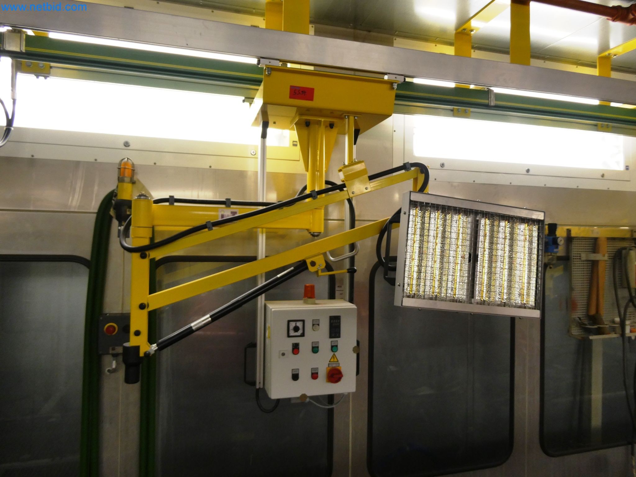 Roboty, sprzęt spawalniczy i akcesoria montażowe z branży motoryzacyjnej-2