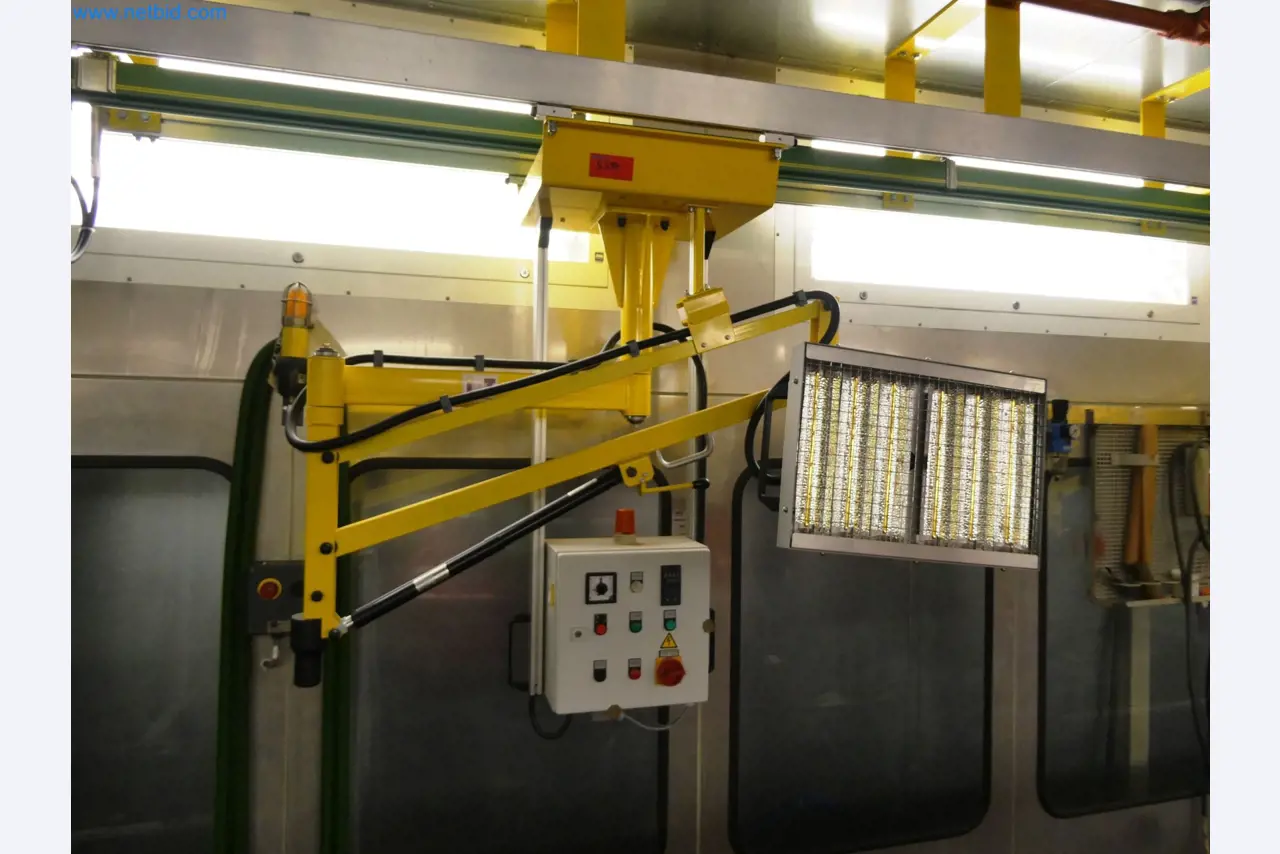 Roboty, sprzęt spawalniczy i akcesoria montażowe z branży motoryzacyjnej-2