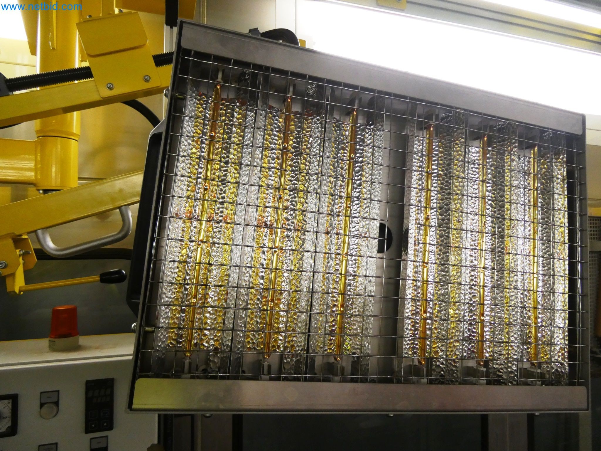 Roboty, sprzęt spawalniczy i akcesoria montażowe z branży motoryzacyjnej-3