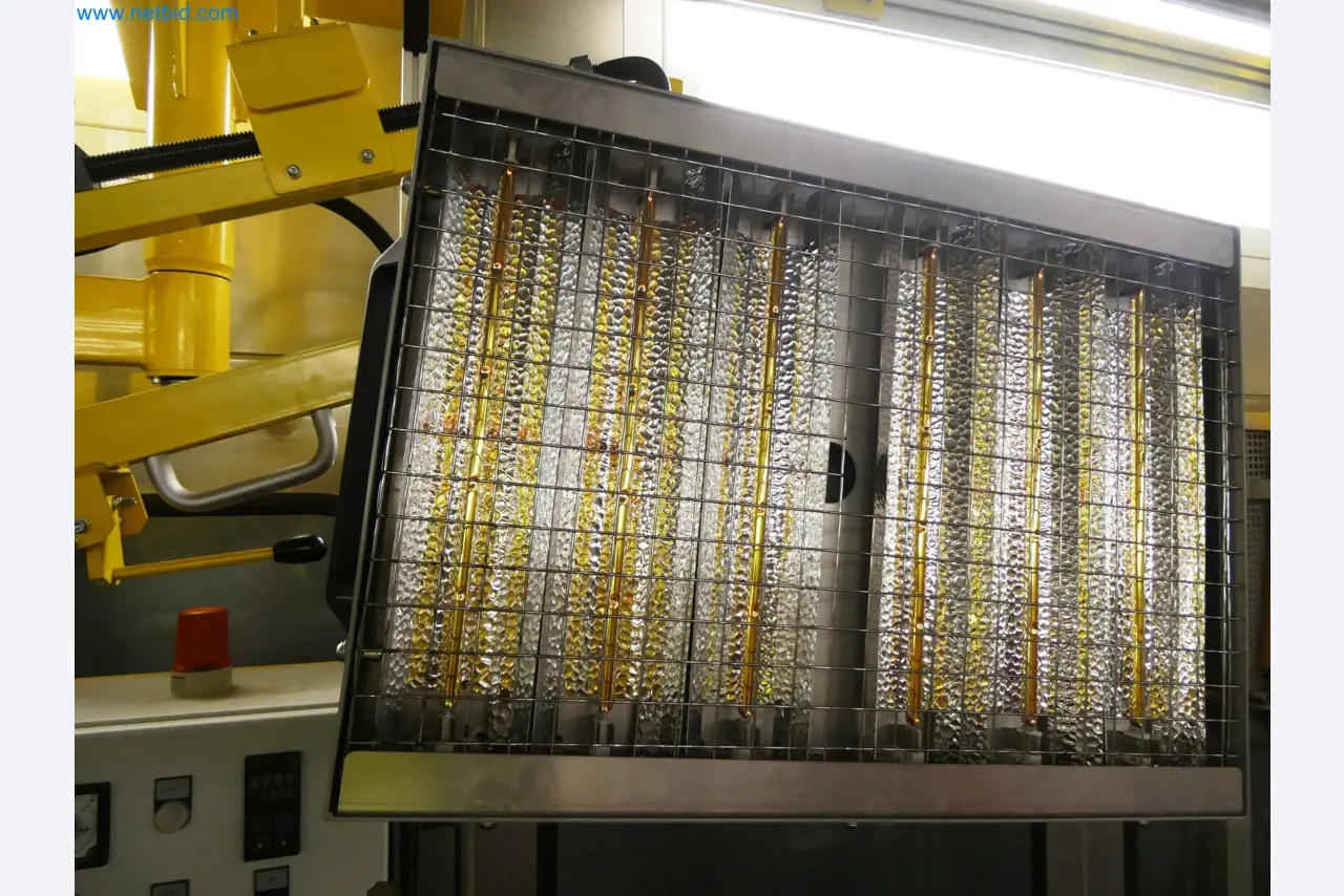 Roboty, sprzęt spawalniczy i akcesoria montażowe z branży motoryzacyjnej-3