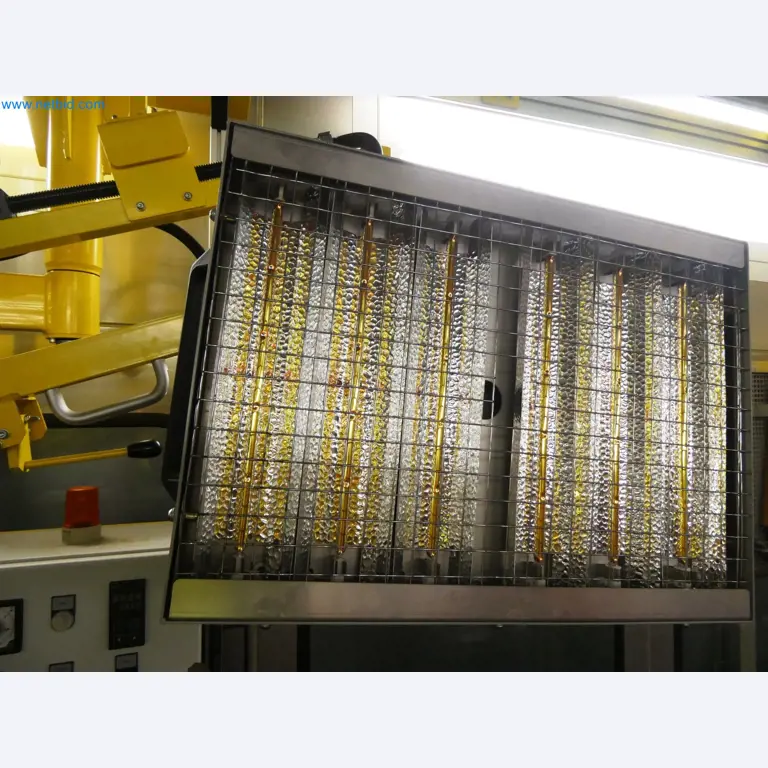 Roboty, sprzęt spawalniczy i akcesoria montażowe z branży motoryzacyjnej-3