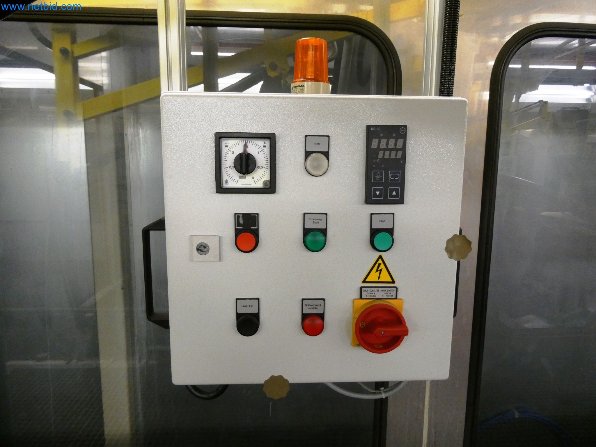 Roboty, sprzęt spawalniczy i akcesoria montażowe z branży motoryzacyjnej-4