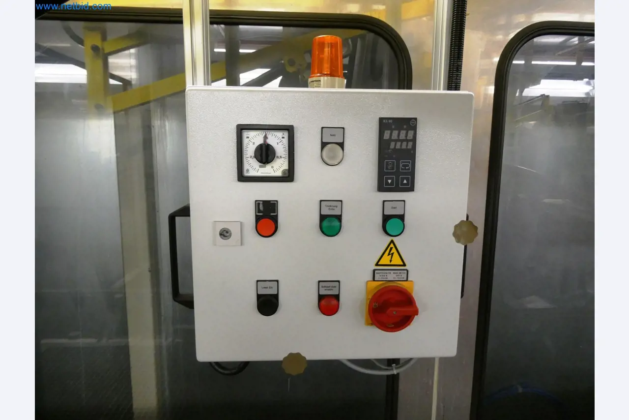 Roboty, sprzęt spawalniczy i akcesoria montażowe z branży motoryzacyjnej-4