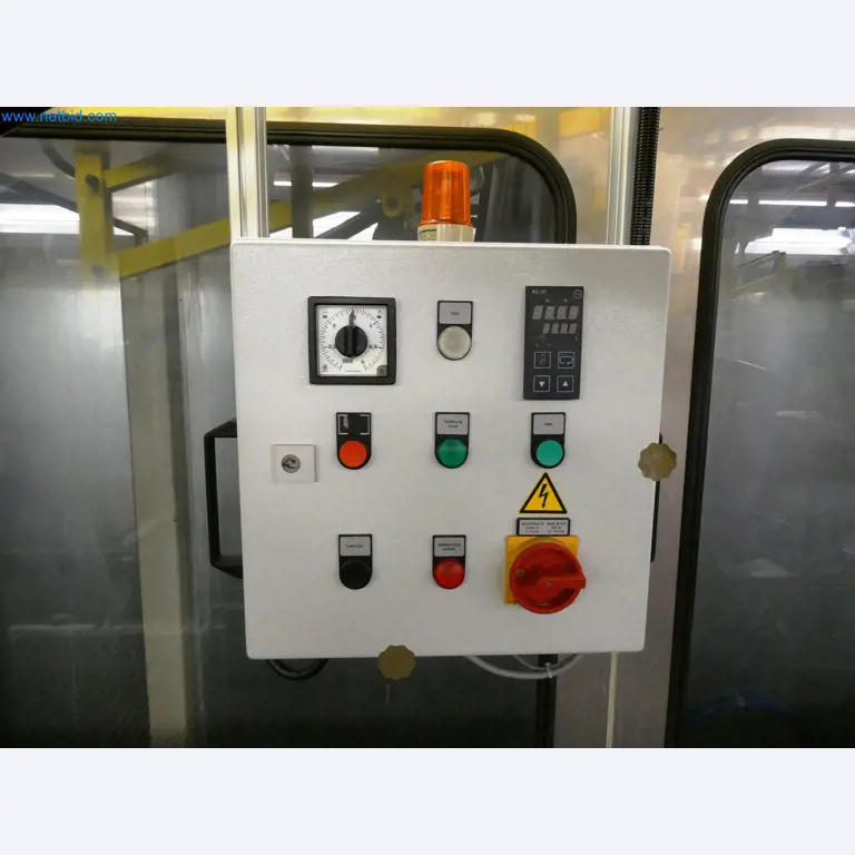 Roboty, sprzęt spawalniczy i akcesoria montażowe z branży motoryzacyjnej-4