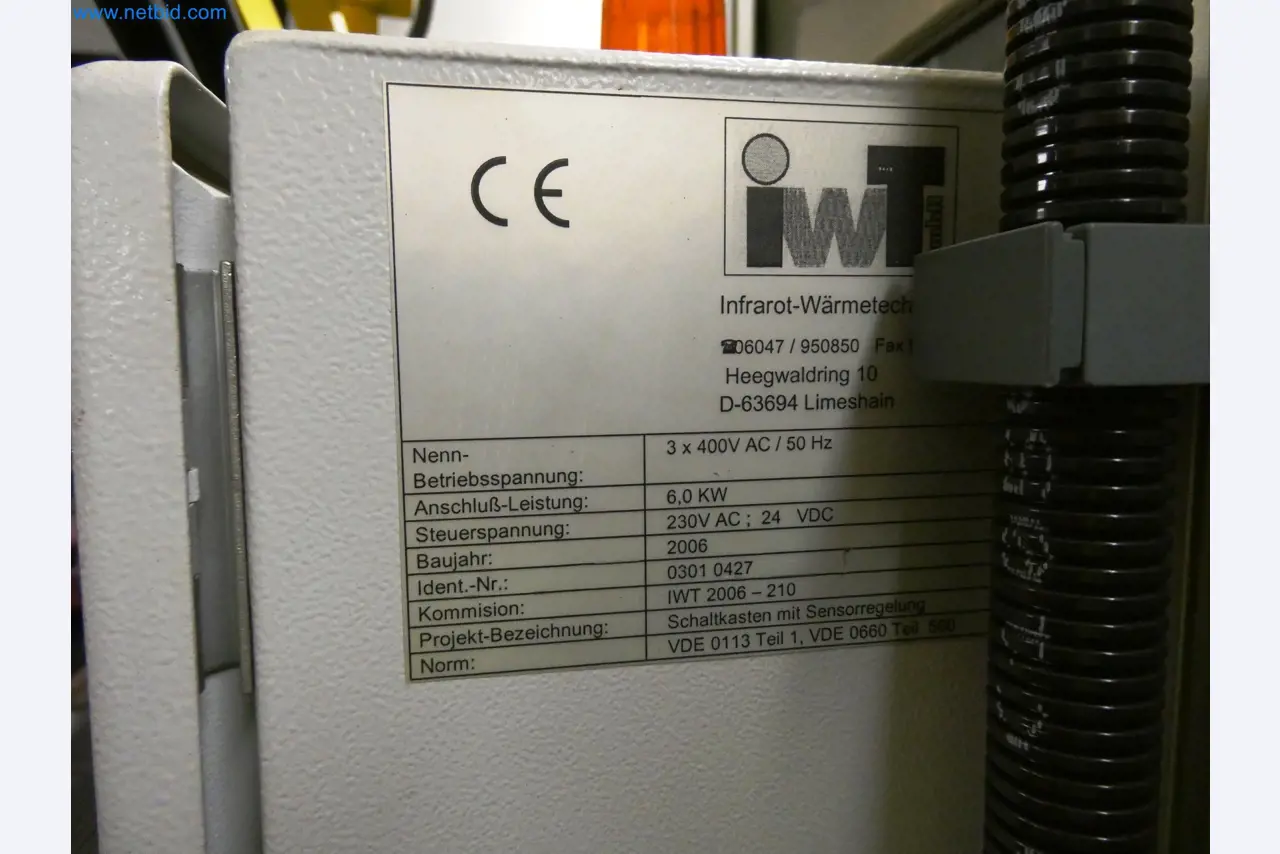 Roboty, sprzęt spawalniczy i akcesoria montażowe z branży motoryzacyjnej-5