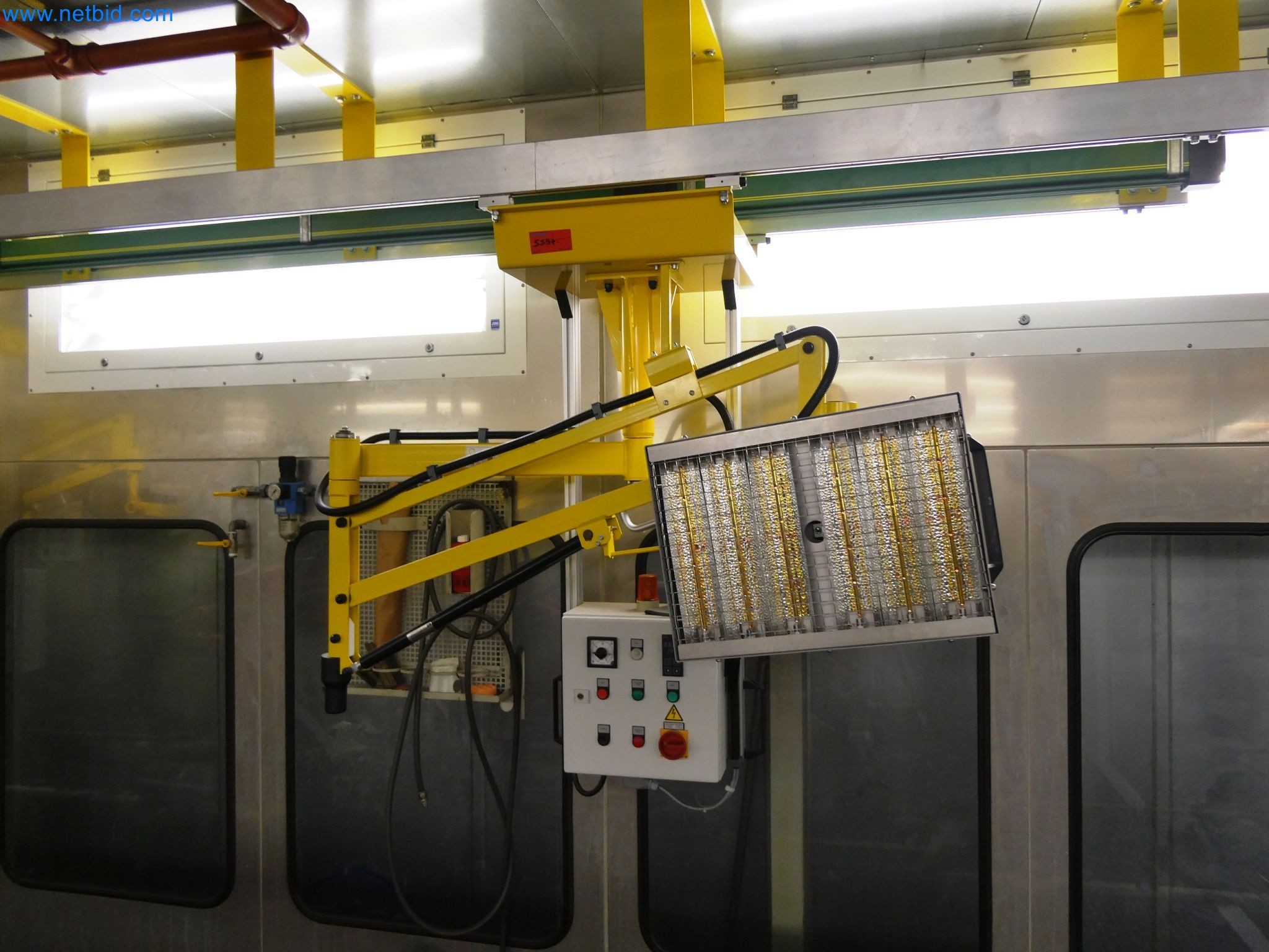 Roboty, sprzęt spawalniczy i akcesoria montażowe z branży motoryzacyjnej-6