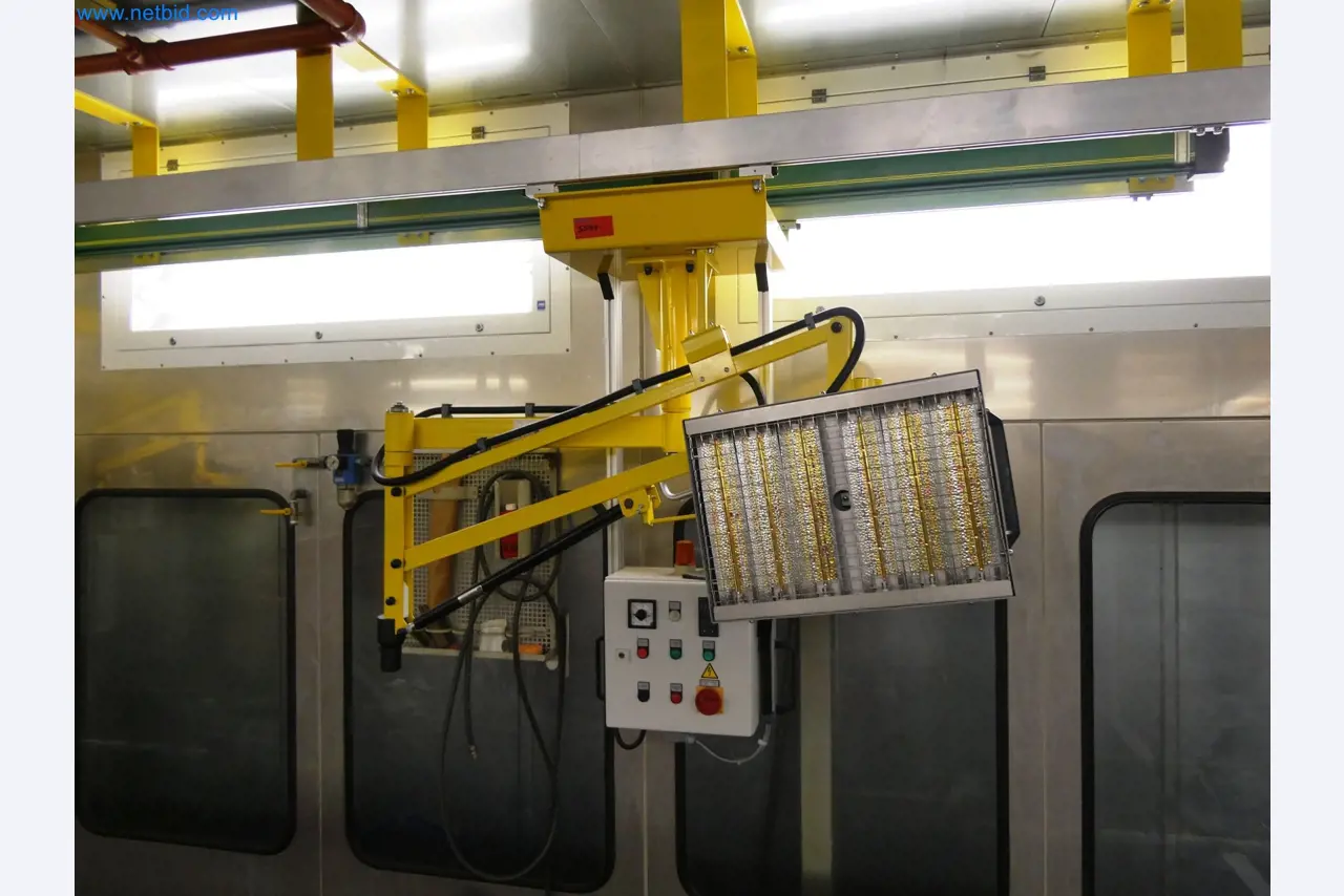 Roboty, sprzęt spawalniczy i akcesoria montażowe z branży motoryzacyjnej-6