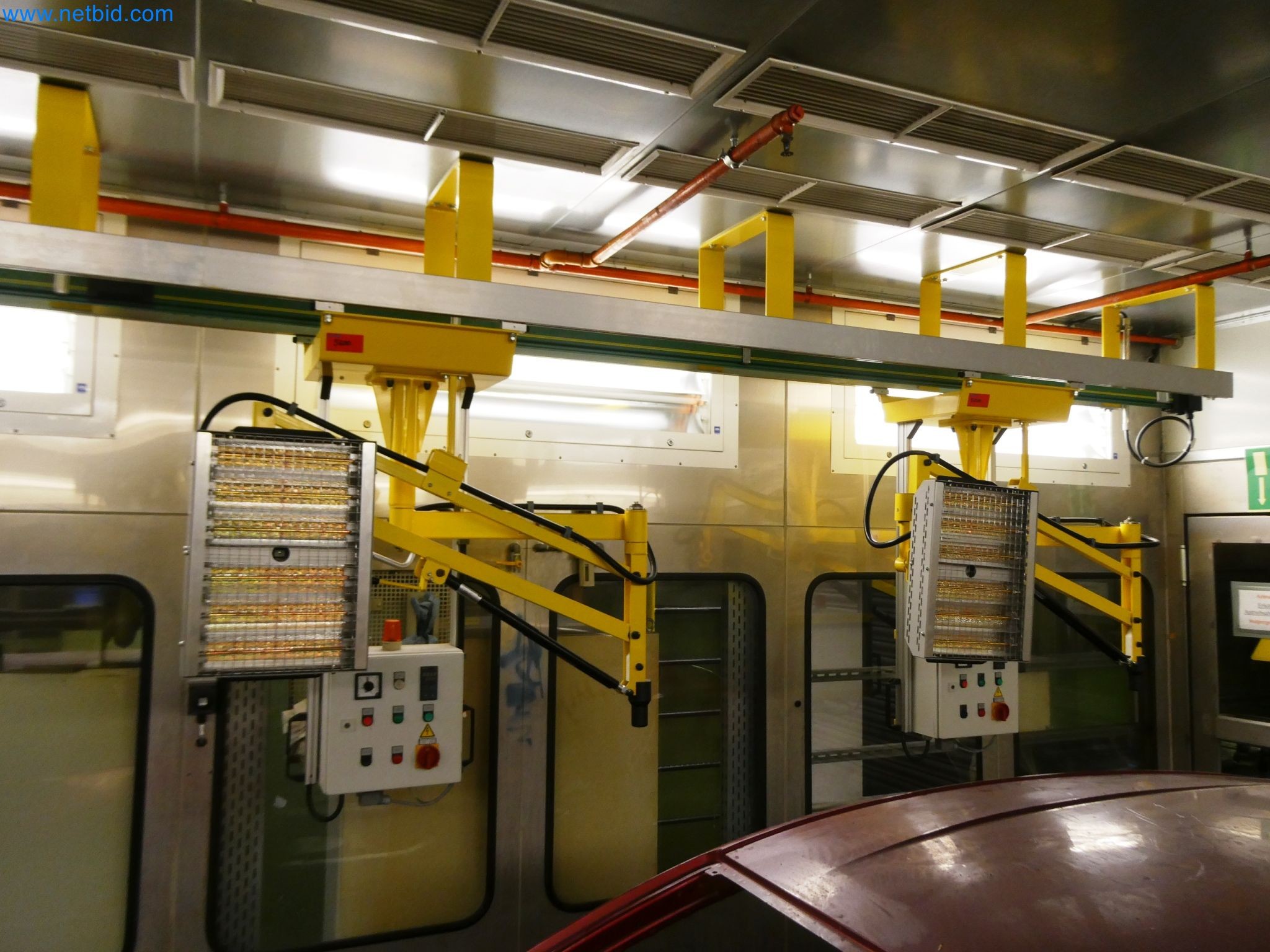 Roboty, sprzęt spawalniczy i akcesoria montażowe z branży motoryzacyjnej-1