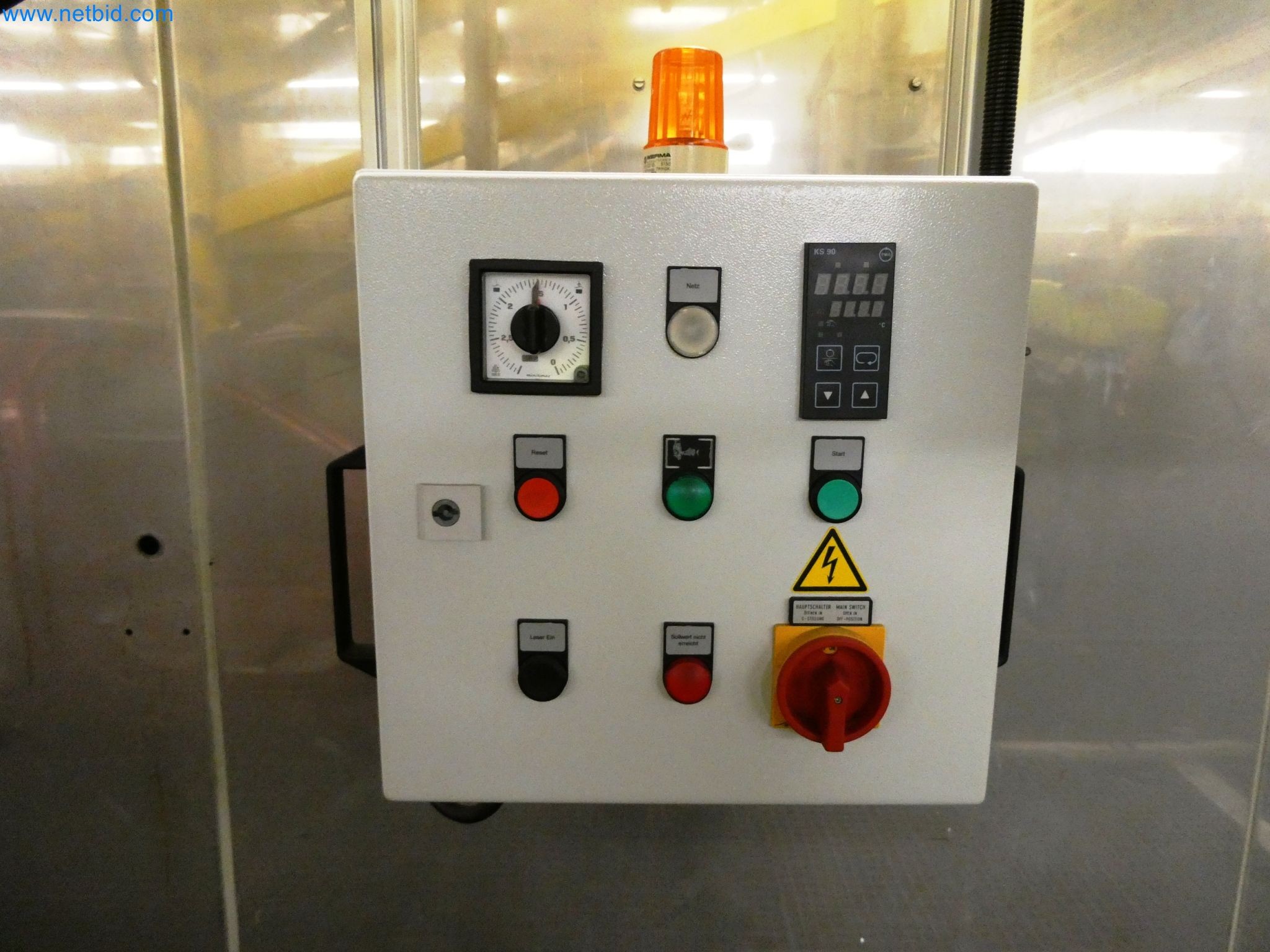 Roboty, sprzęt spawalniczy i akcesoria montażowe z branży motoryzacyjnej-1