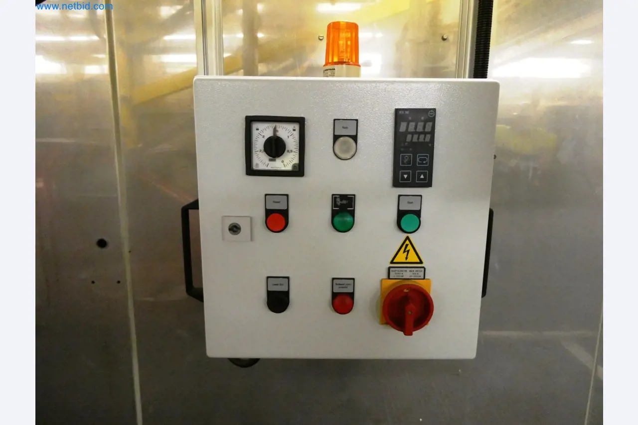 Roboty, sprzęt spawalniczy i akcesoria montażowe z branży motoryzacyjnej-1