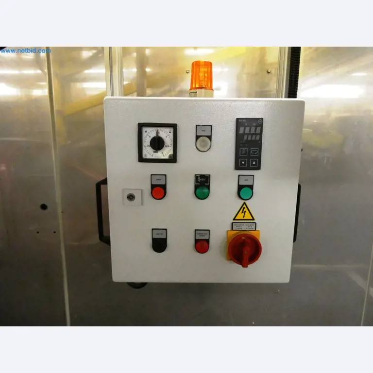 Roboty, sprzęt spawalniczy i akcesoria montażowe z branży motoryzacyjnej-1