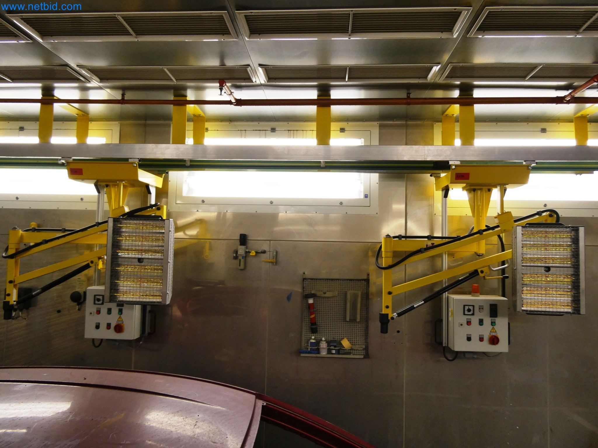 Roboty, sprzęt spawalniczy i akcesoria montażowe z branży motoryzacyjnej-2