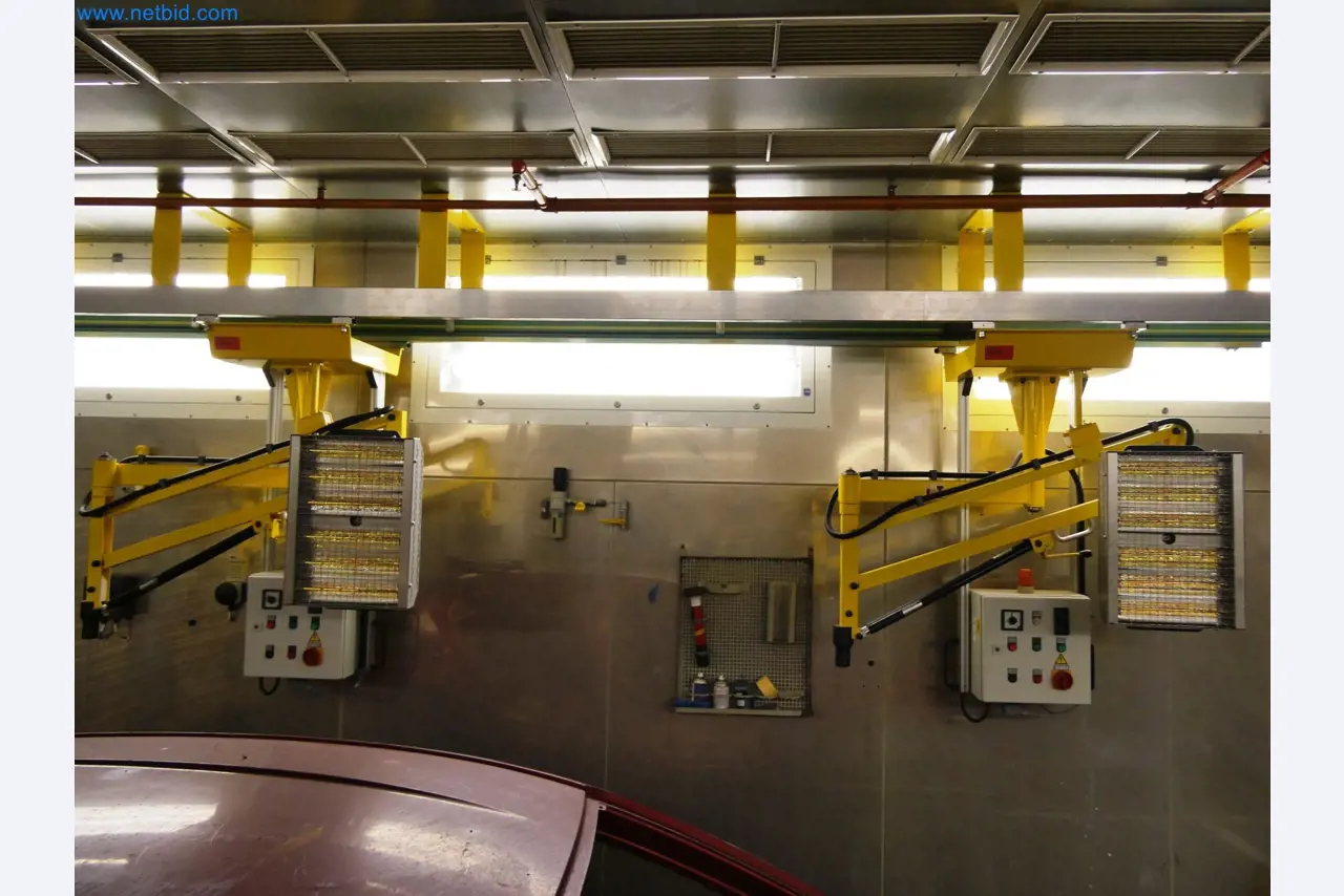 Roboty, sprzęt spawalniczy i akcesoria montażowe z branży motoryzacyjnej-2