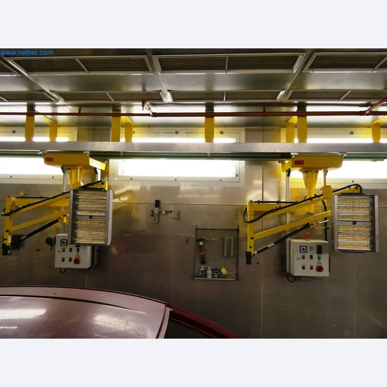 Roboty, sprzęt spawalniczy i akcesoria montażowe z branży motoryzacyjnej-2