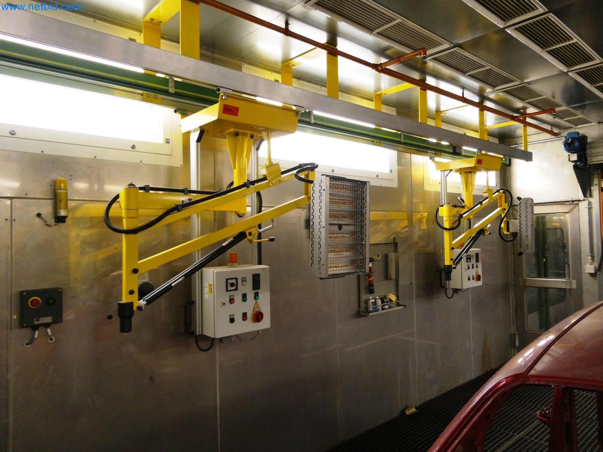 Roboty, sprzęt spawalniczy i akcesoria montażowe z branży motoryzacyjnej-3