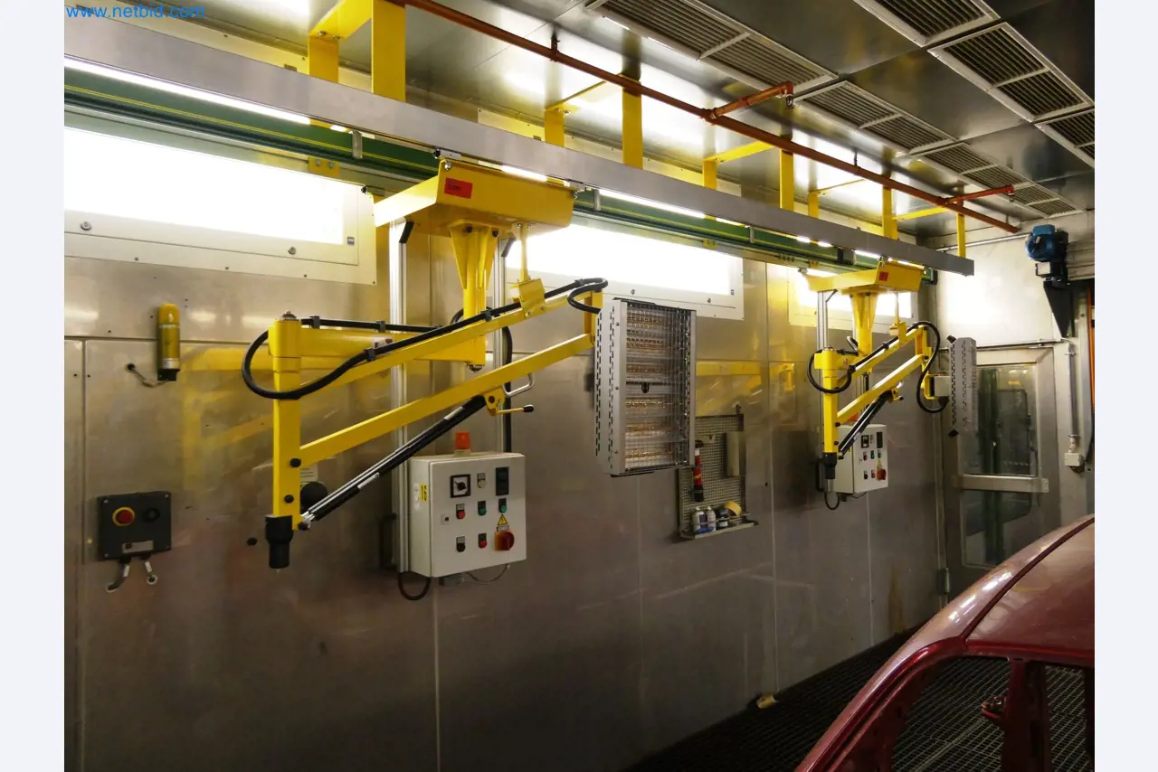 Roboty, sprzęt spawalniczy i akcesoria montażowe z branży motoryzacyjnej-3